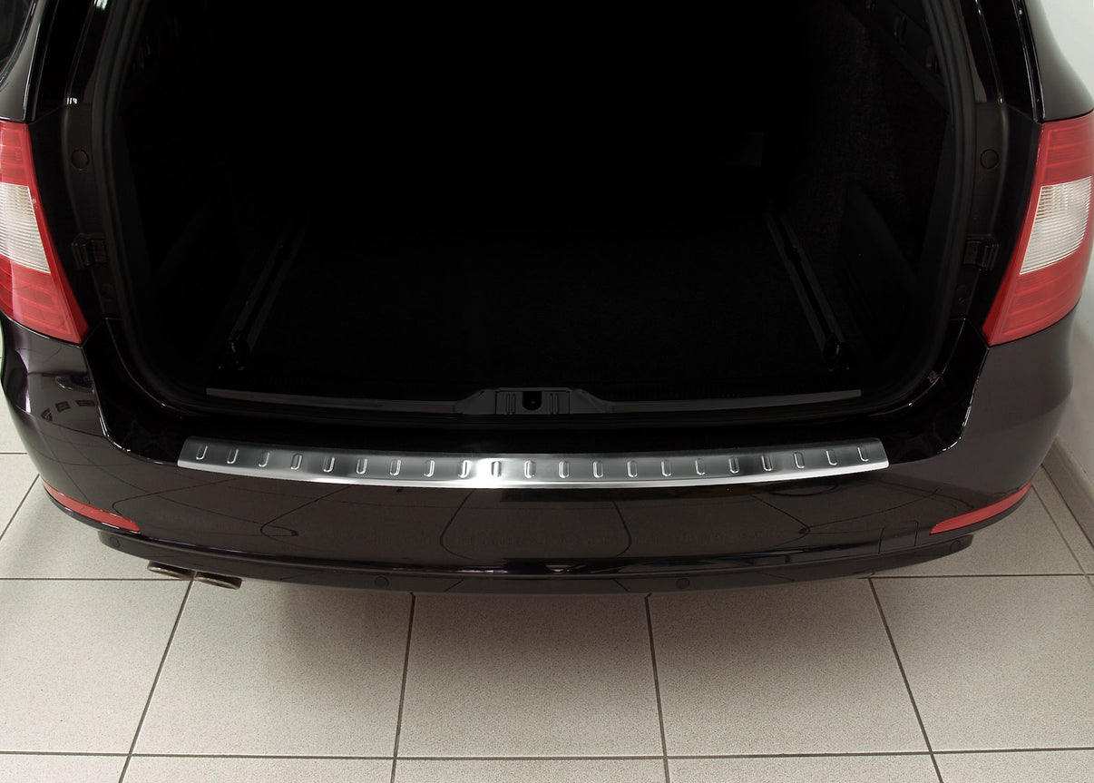 Lastskydd Skoda Superb Kombi 2009–2013 – Silver satin – detaljbild 2