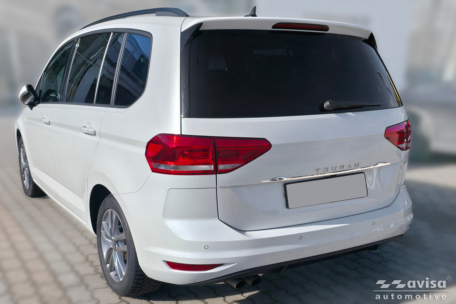 Bakluckelist Volkswagen Touran III/ R-line 2015+ – Spegelpolerat silver – detaljbild 2