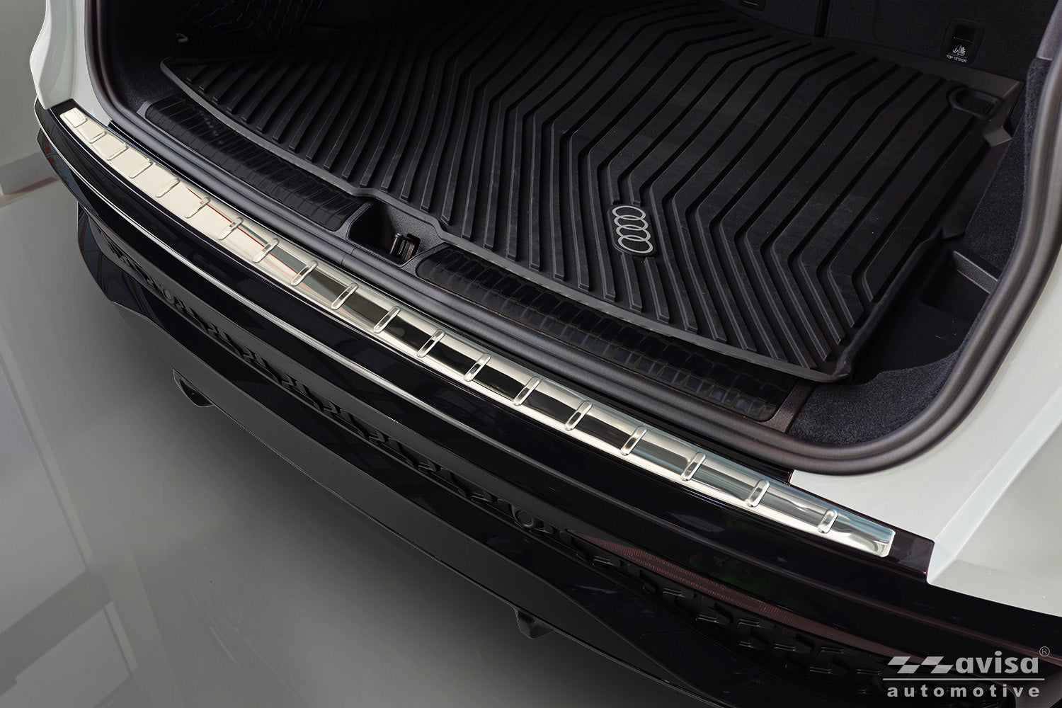 Lastskydd Audi Q5 III 2024+ – Spegelpolerat silver – detaljbild 3