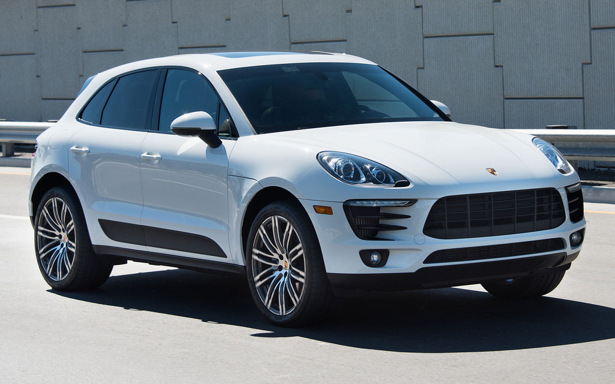 Lastskydd Porsche Macan 2013–2019, facelift 2019–2021, facelift 2021+ – Spegelblank steel, Röd&Svart Kolfiber – detaljbild 3