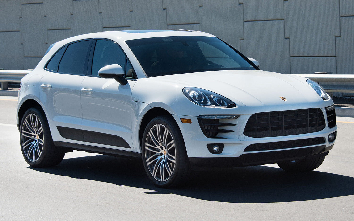 Lastskydd Porsche Macan 2013–2019, facelift 2019–2021, facelift 2021+ – Spegelblank steel, Röd&Svart Kolfiber – detaljbild 3