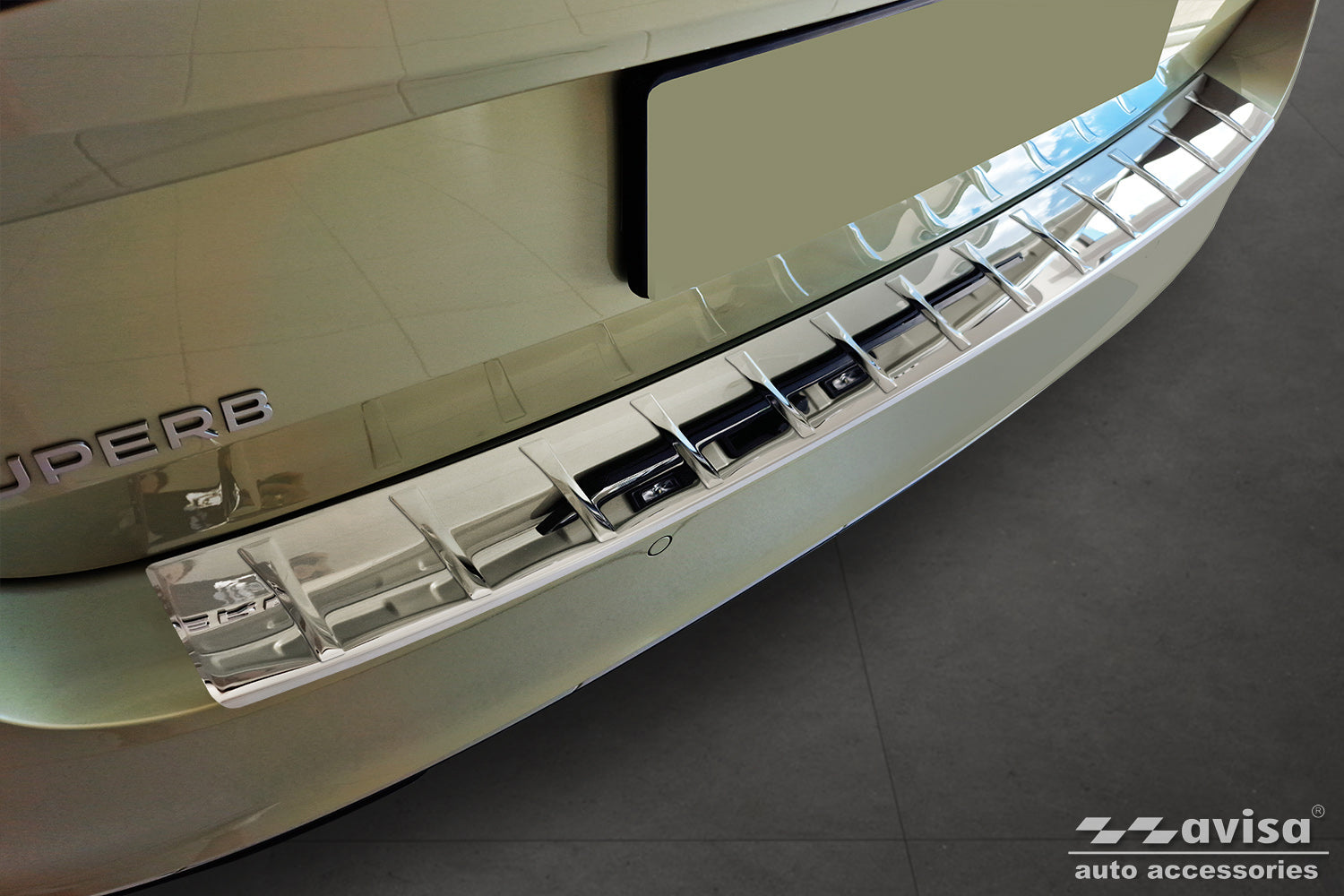 Lastskydd Skoda Superb IV Kombi 2024+ – Spegelpolerat silver – detaljbild 3