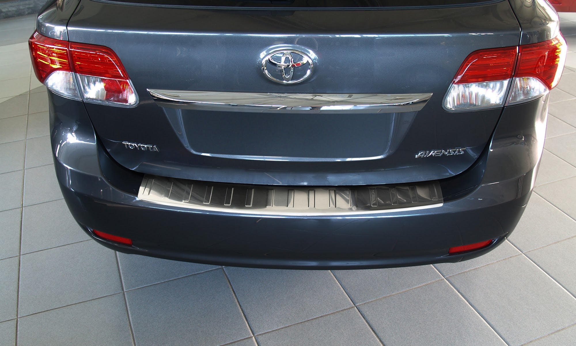 Lastskydd Toyota Avensis III Kombi 2009–2011, facelift 2011–2015 – Silver satin – detaljbild 3