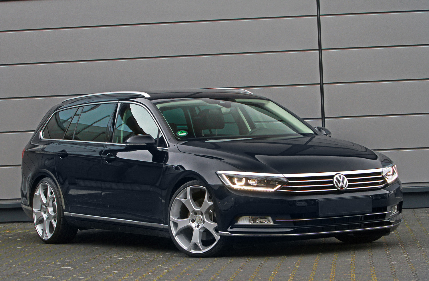 Lastskydd Volkswagen Passat B8 variant/ R-line/ Alltrack/ GTE 2014–2019, facelift 2019–2023 – Svart steel, Svart Kolfiber – detaljbild 3