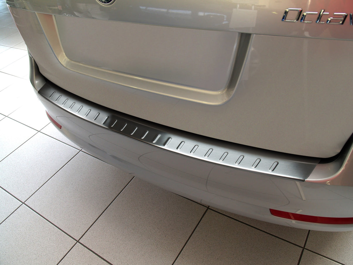 Lastskydd Skoda Octavia II Kombi 2004–2013 – Silver satin – detaljbild 2