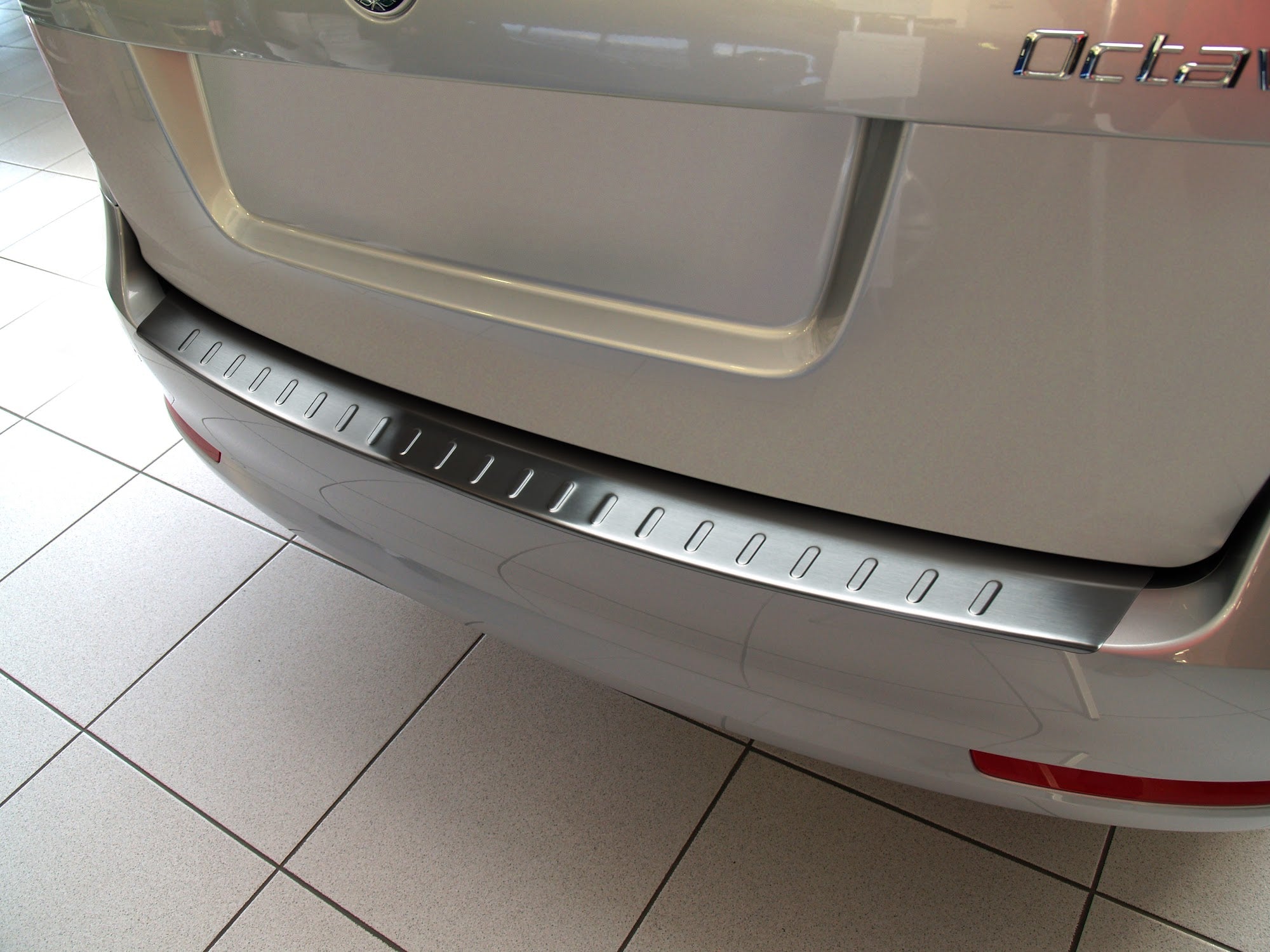 Lastskydd Skoda Octavia II Kombi 2004–2013 – Silver satin – detaljbild 2
