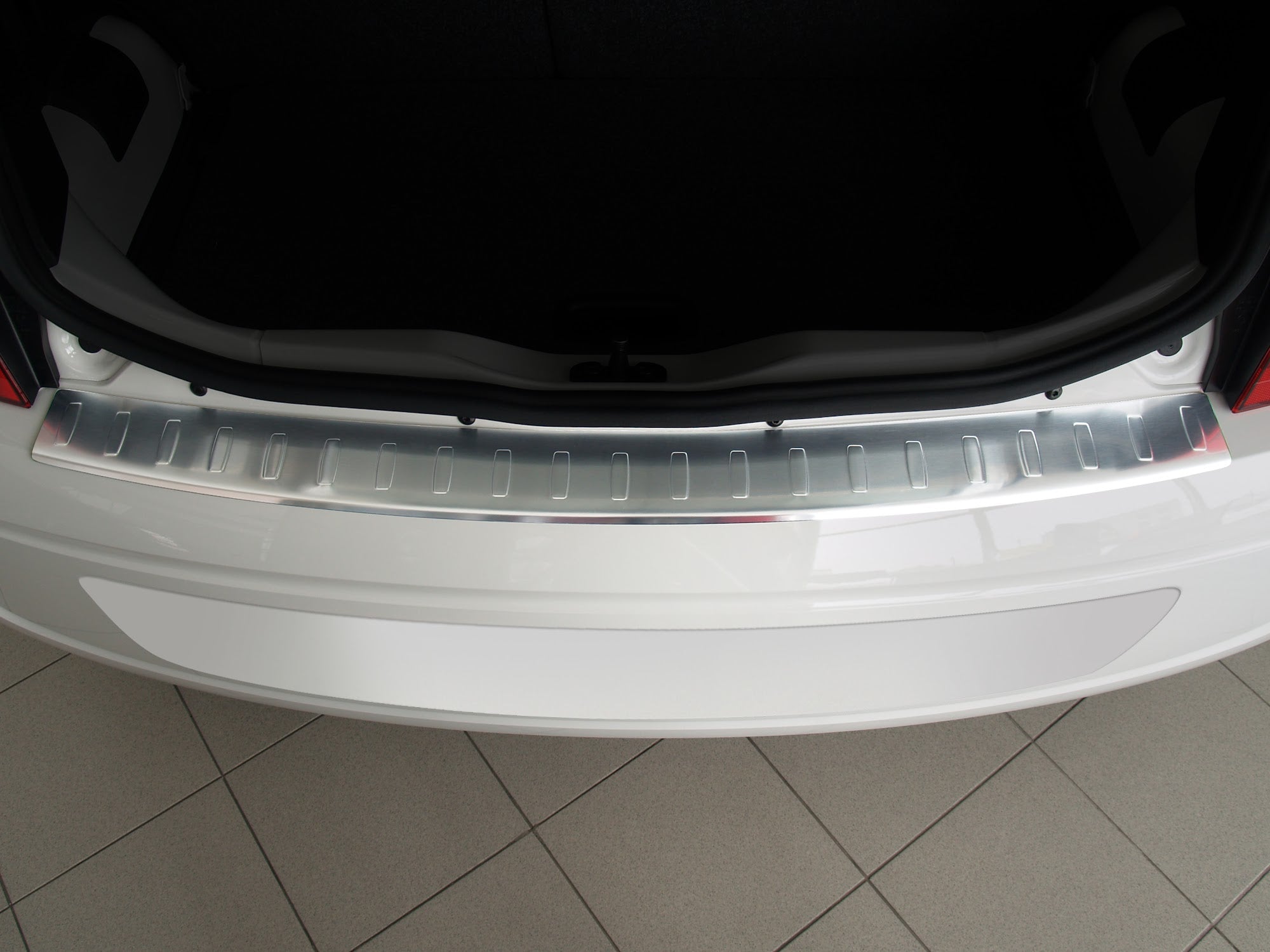 Lastskydd Volkswagen UP halvkombi 3-dörrars/ 5-dörrars 2012–2016, facelift 2016+ – Silver satin – detaljbild 2