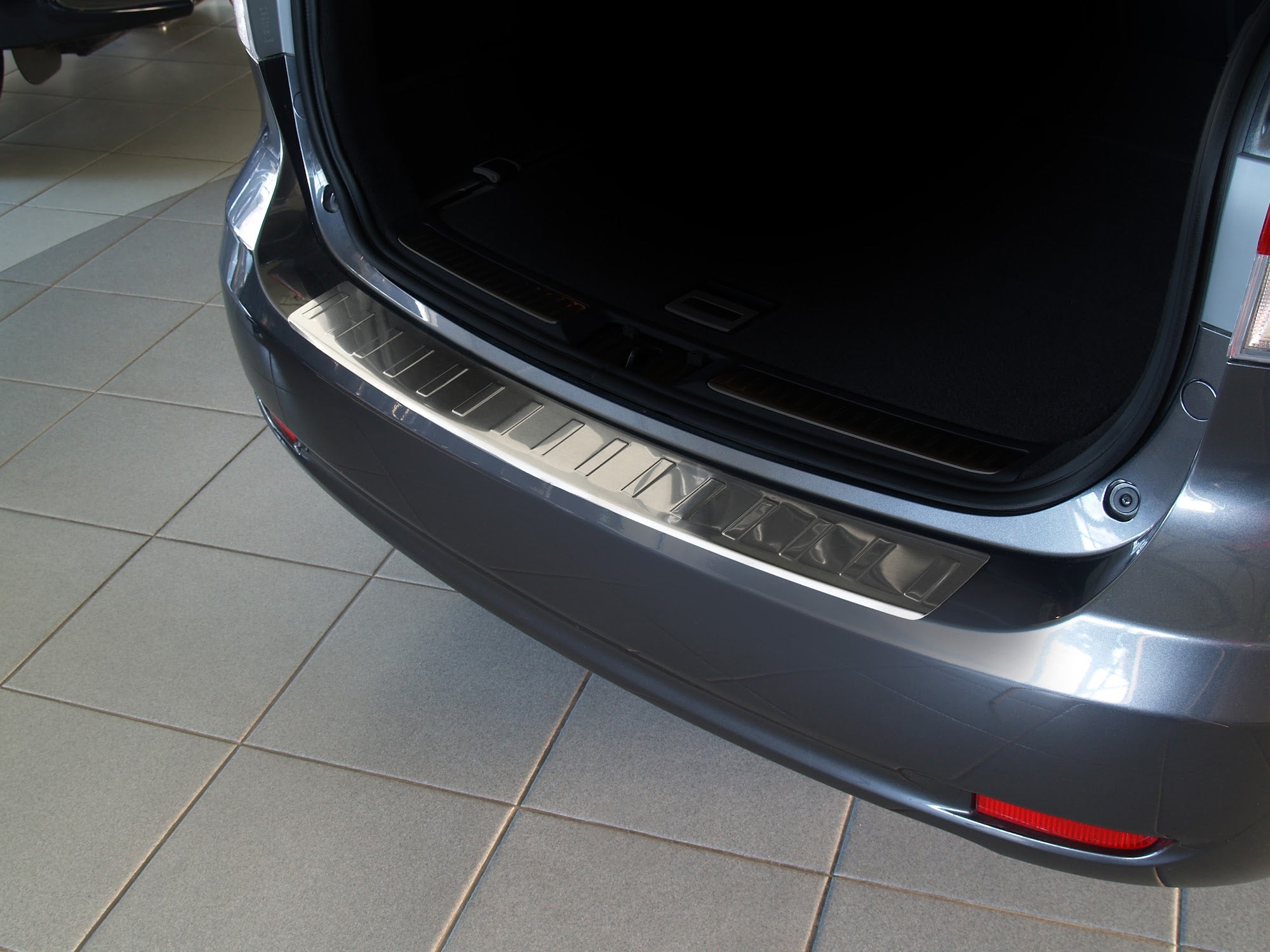 Lastskydd Toyota Avensis III Kombi 2009–2011, facelift 2011–2015 – Silver satin – detaljbild 2