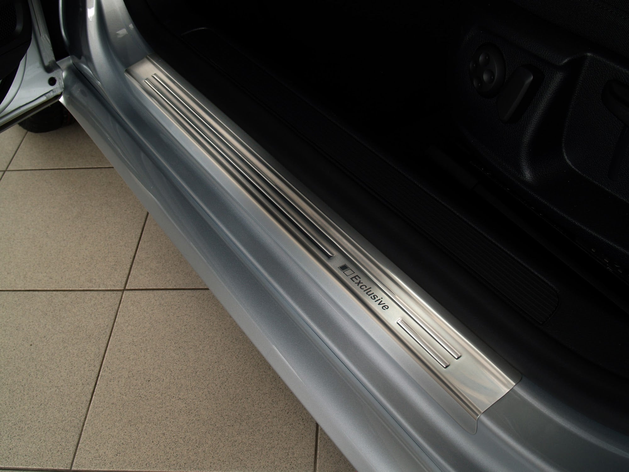 Tröskelskydd Exclusive Volkswagen Passat B6 2005–2010 / Volkswagen Passat B7 2011–2014 – Silver satin – detaljbild 2
