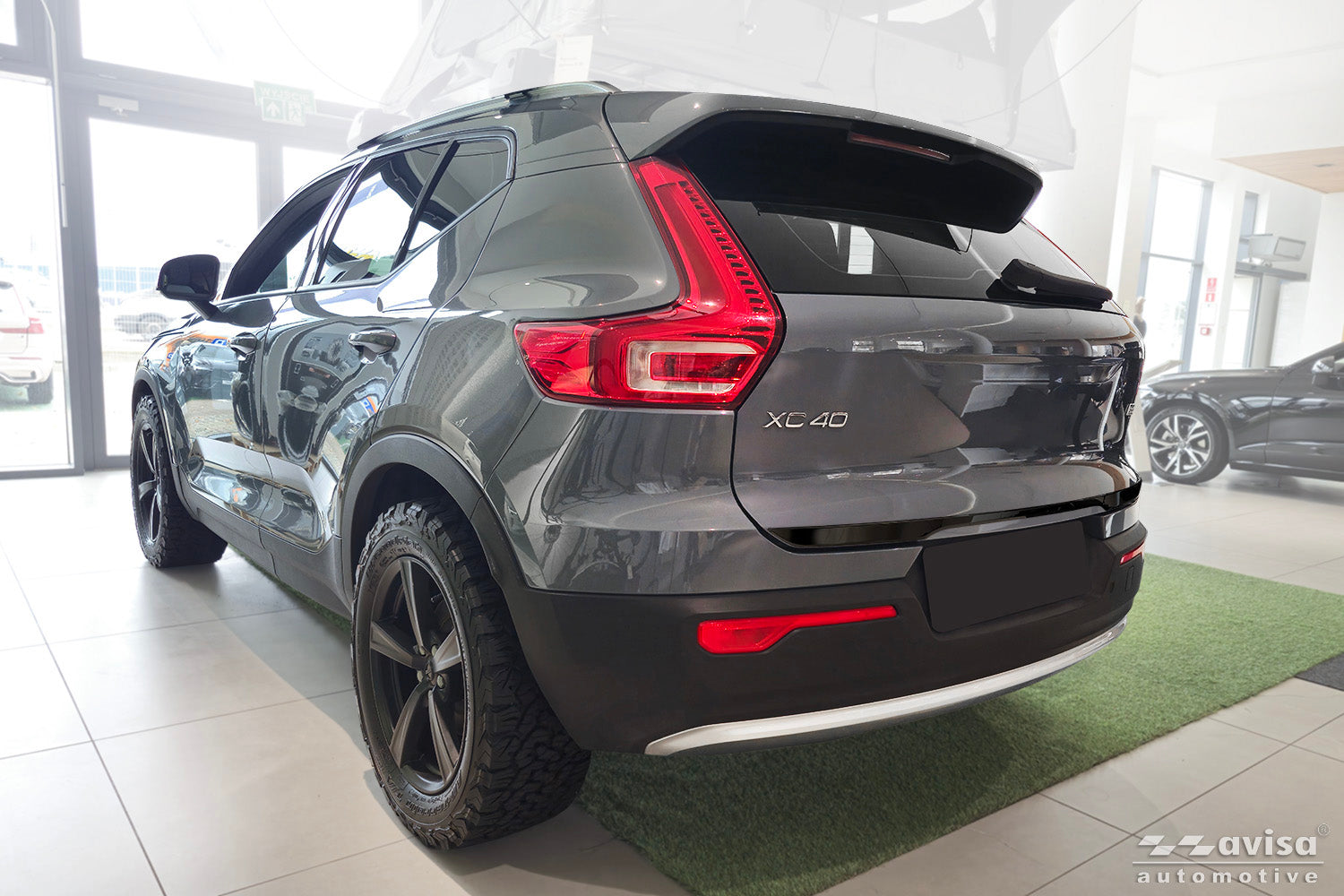 Bakluckelist Volvo XC 40 2017+ – Spegelblank svart – detaljbild 2