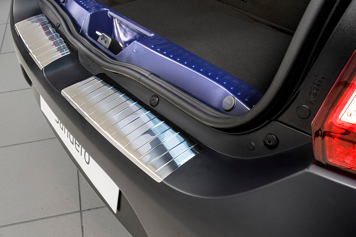 Lastskydd Dacia Sandero II halvkombi 2012–2016, facelift 2016–2020 – Silver satin – detaljbild 2