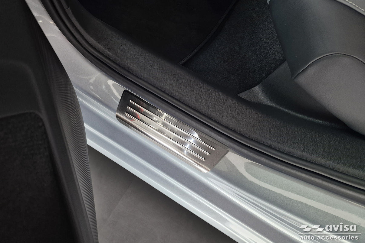 Tröskelskydd Lines Skoda Superb IV Kombi 2024+ / Volkswagen Passat B9 Variant/ R-line/ Hybrid 2024+ – Silver satin – detaljbild 2
