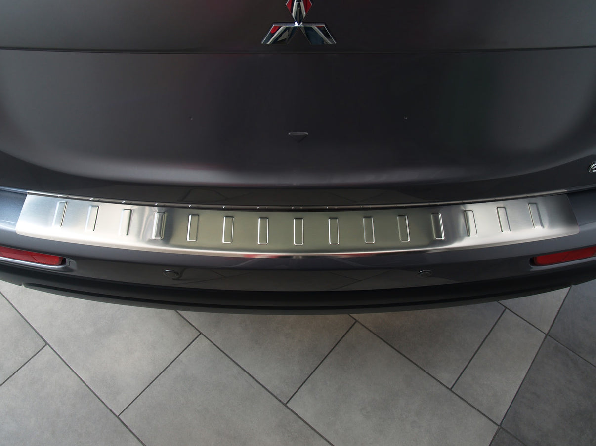 Lastskydd Mitsubishi Outlander III 2012–2015 – Silver satin – detaljbild 3
