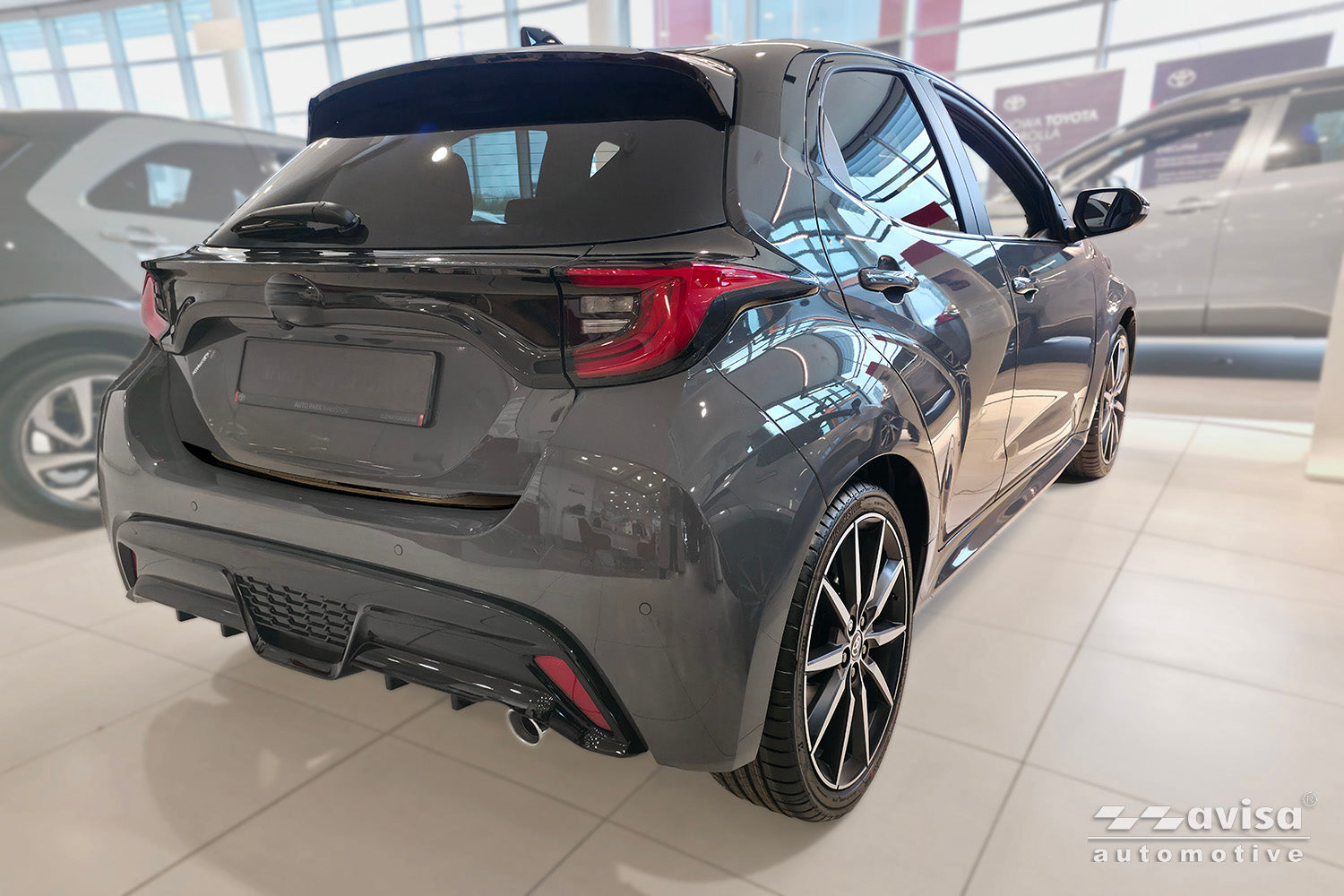 Bakluckelist Toyota Yaris IV halvkombi 5-dörrars/ Hybrid/ GR 2020–2024 facelift 2024+ – Spegelblank svart – detaljbild 2