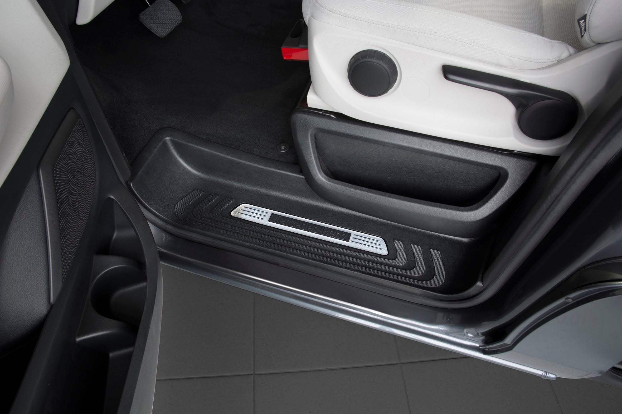 Tröskelskydd Mercedes V Class W447/ Vito III 2014+ – Silver satin – detaljbild 2