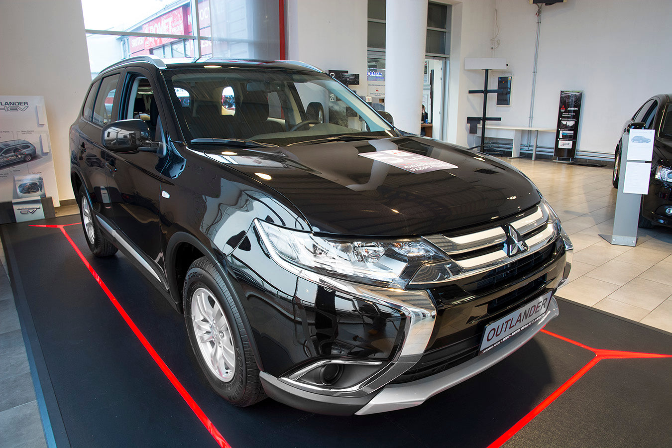 Lastskydd Mitsubishi Outlander III facelift 2015–2017, facelift 2017–2022 a special version med a cut for parking sensors m.fl. – Svart – detaljbild 3