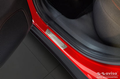 Tröskelskydd Lines Fiat 600 2023+ – Silver satin – detaljbild 2