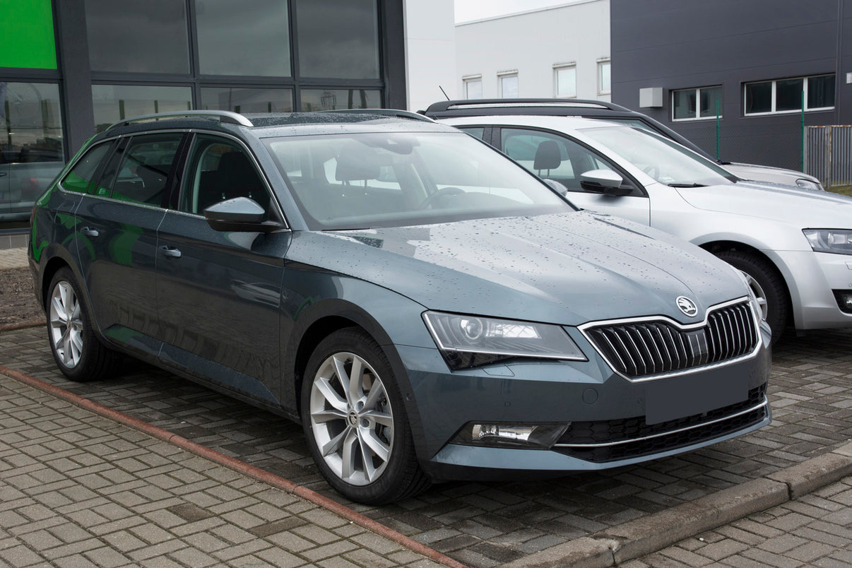 Lastskydd Skoda Superb III Kombi 2015–2019, facelift 2019–2024/ Scout III 2019+ – Silver satin – detaljbild 2