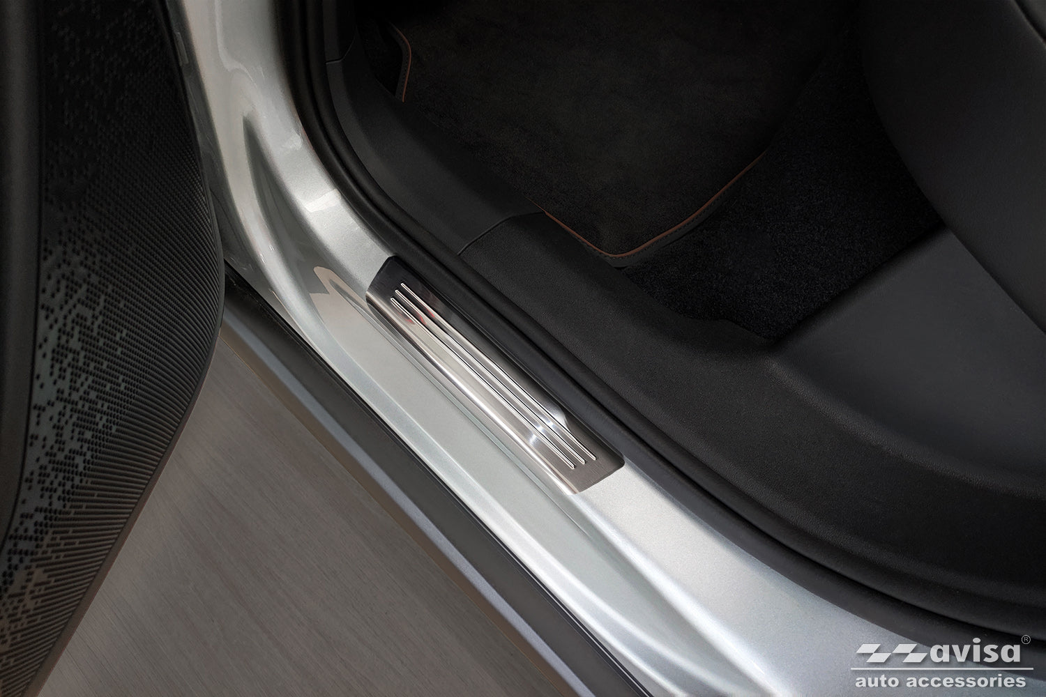 Tröskelskydd Lines Skoda Enyaq IV 2020+/ Skoda Enyaq Coupe iV 2022+ – Silver satin – detaljbild 2