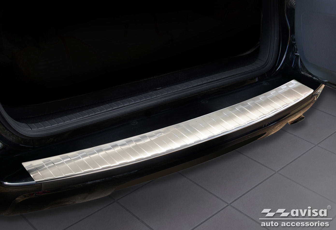 Lastskydd Toyota RAV4 III facelift 2008–2010 (fits to the modeller only med spare wheel) – Silver satin – detaljbild 3