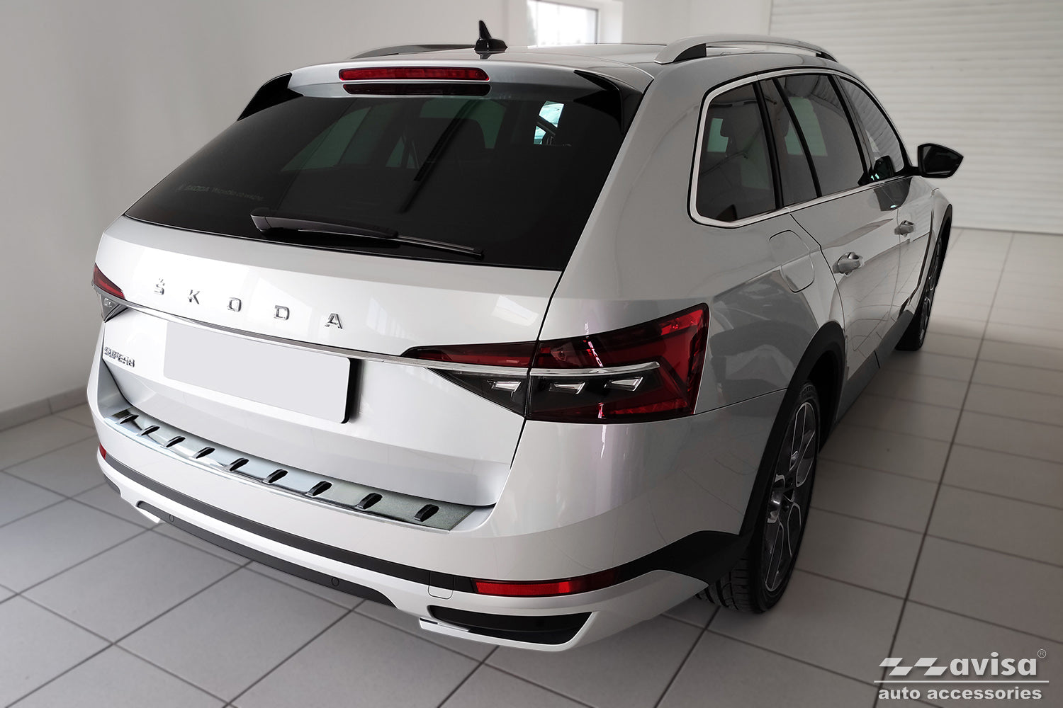 Lastskydd Strong Edition Skoda Superb III Kombi 2015–2019, facelift 2019– 2024/ Scout III 2019+ – Silver satin – detaljbild 2