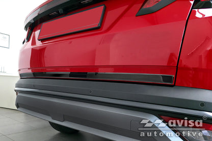 Bakluckelist Ford Tucson IV 2020–2024, facelift 2024+ >/ Hyundai Tucson IV N-Line 2020–2024, facelift 2024+ > – Spegelblank svart – detaljbild 2