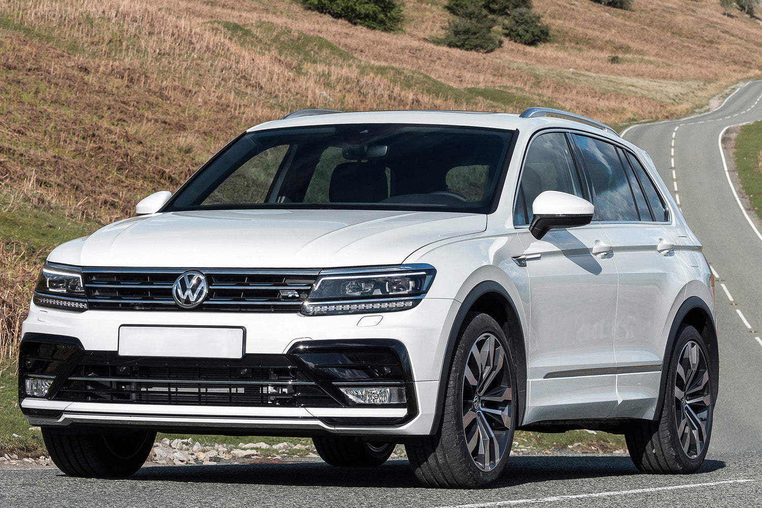 Lastskydd Volkswagen Tiguan II 2015–2020, facelift 2020+/ eHybrid 2020–2024 m.fl. – Svart – detaljbild 3
