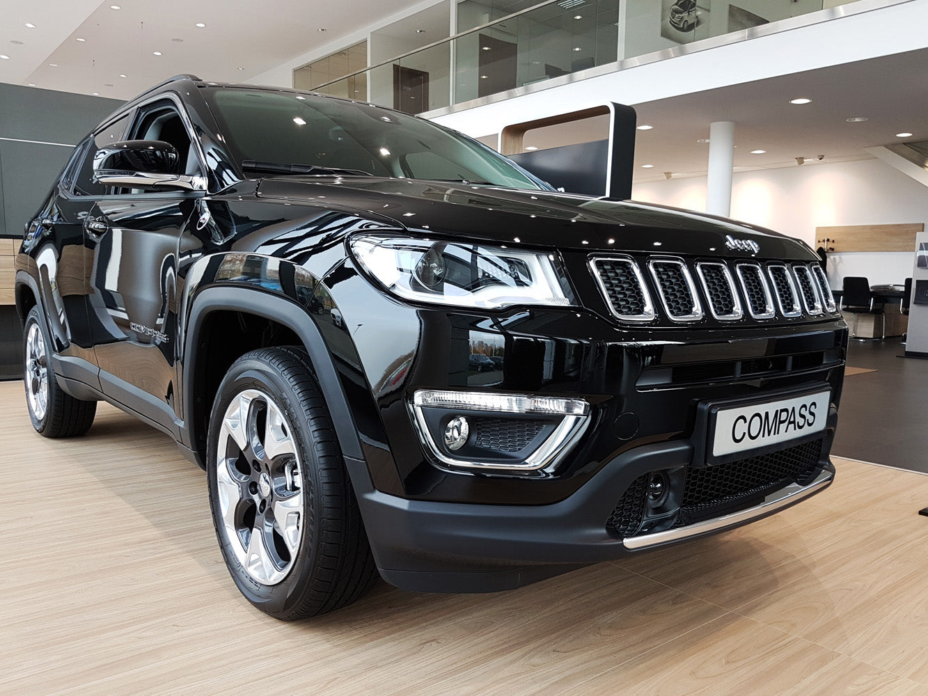 Lastskydd Jeep Compass II 2017–2021, facelift 2021–2025 – Silver satin – detaljbild 3