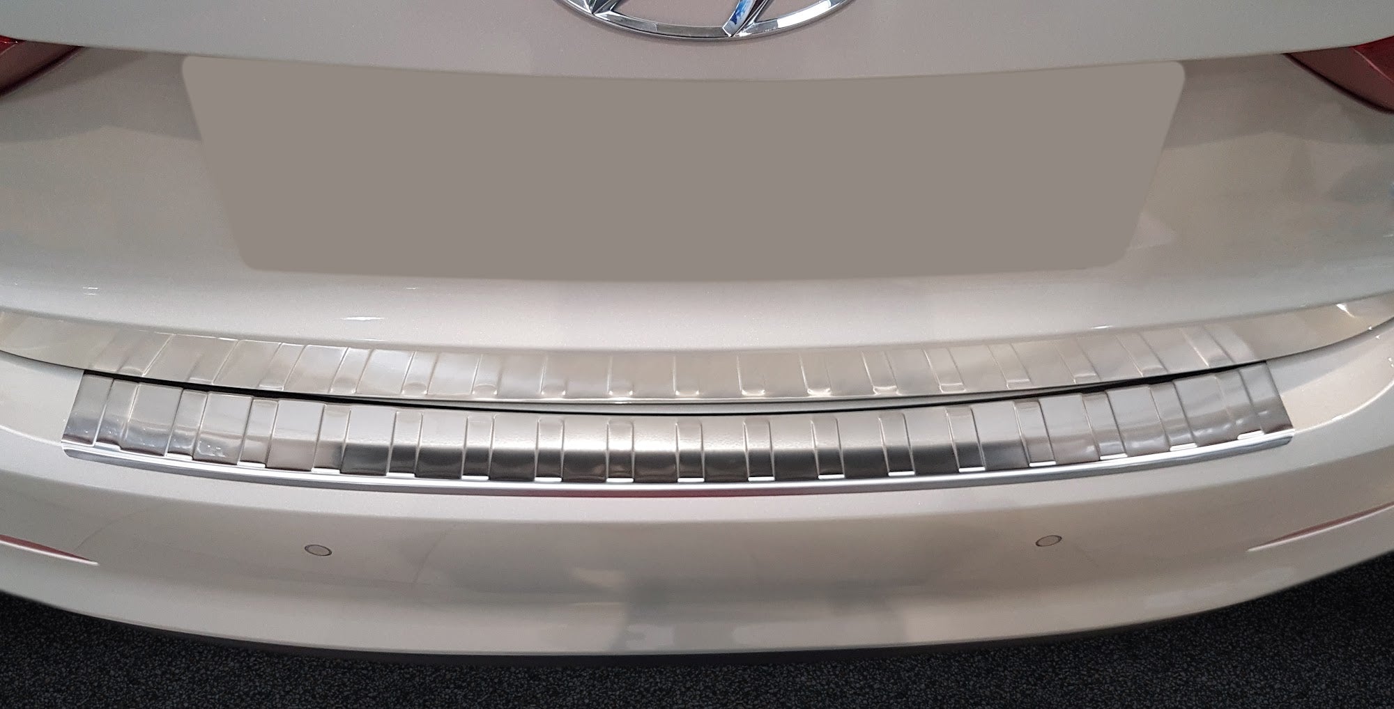 Lastskydd Hyundai Elantra VI sedan 2016–2018 – Silver satin – detaljbild 3