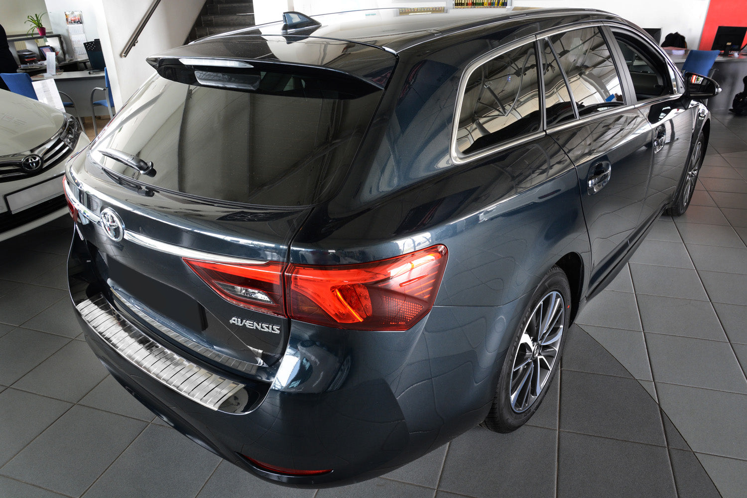 Lastskydd Toyota Avensis III Kombi facelift 2015+ – Silver satin – detaljbild 3