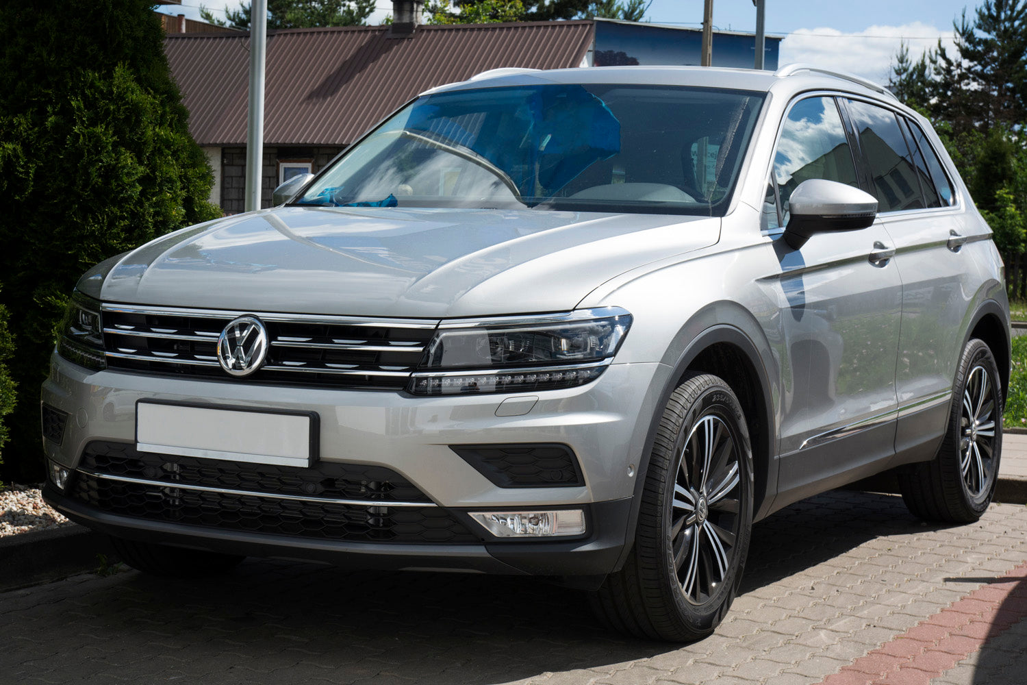 Lastskydd Volkswagen Tiguan II 2015–2020, facelift 2020+/ eHybrid 2020–2024 m.fl. – Spegelpolerat silver – detaljbild 3