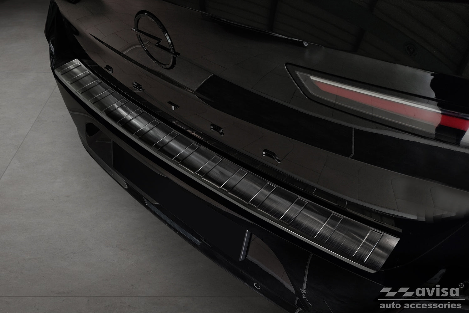 Lastskydd Opel Astra VI (L) halvkombi 2021+ – Svart – detaljbild 3