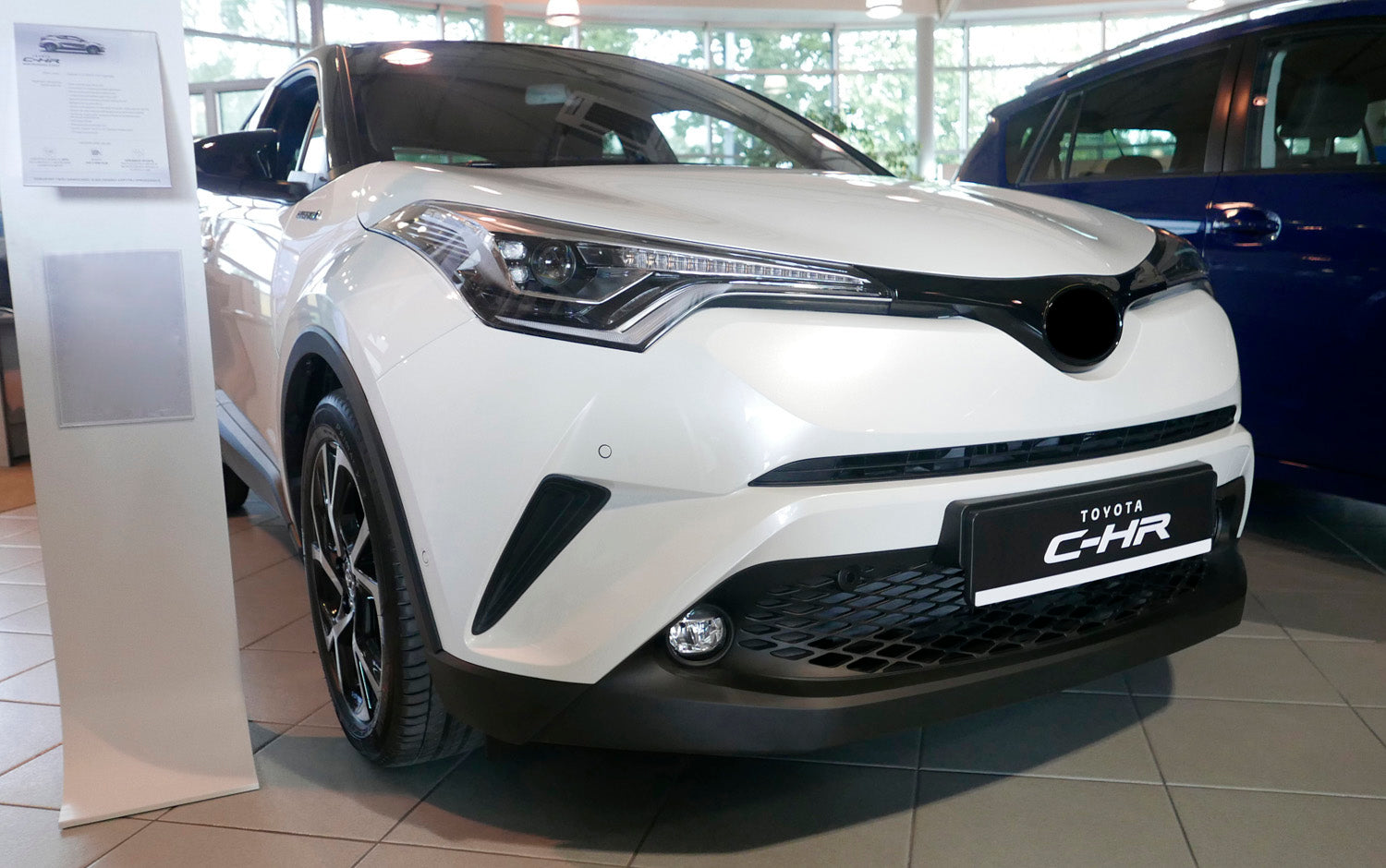 Lastskydd Toyota C-Hr crossover 2016–2019, facelift 2019–2023 – Spegelblank steel,Svart Kolfiber – detaljbild 3