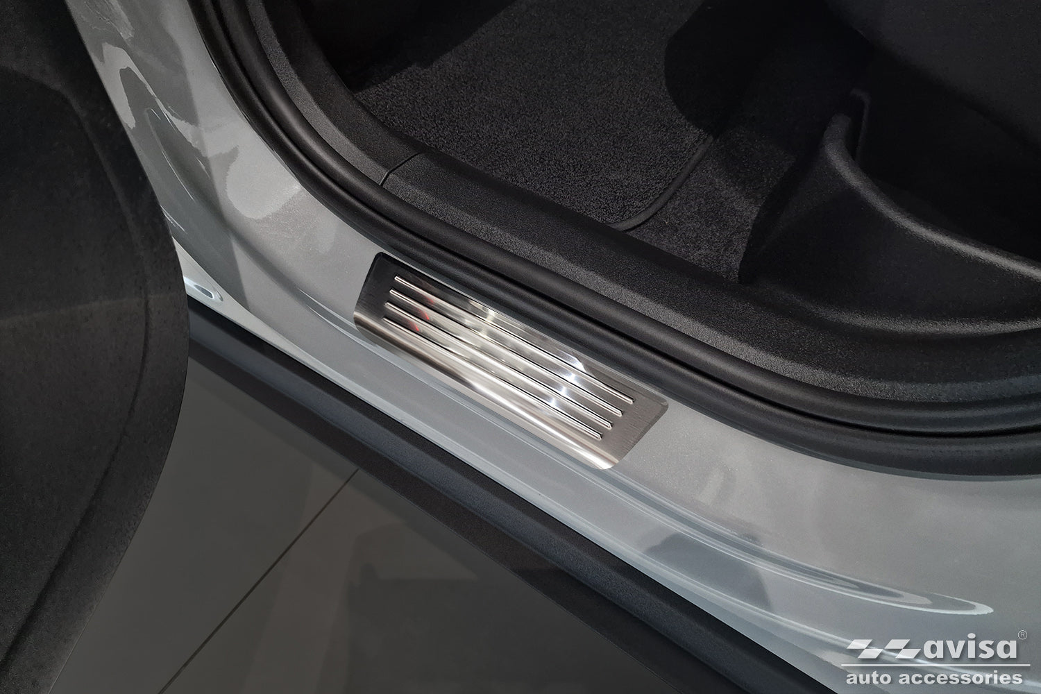 Tröskelskydd Lines Volvo EX 30 2023+ – Silver satin – detaljbild 2