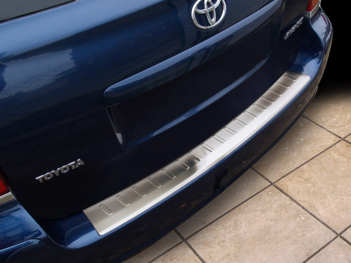 Lastskydd Toyota Avensis II Kombi 2002–2009 – Silver satin – detaljbild 2