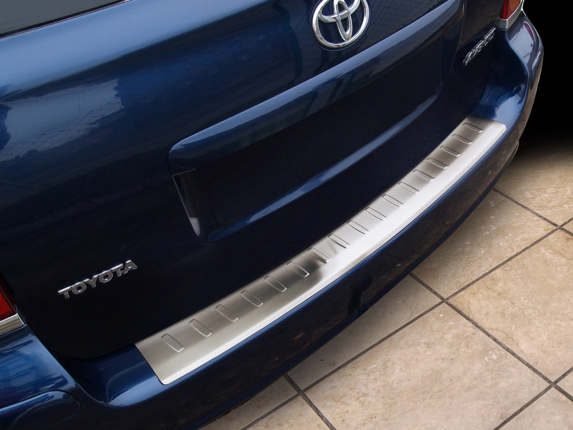 Lastskydd Toyota Avensis II Kombi 2002–2009 – Silver satin – detaljbild 2
