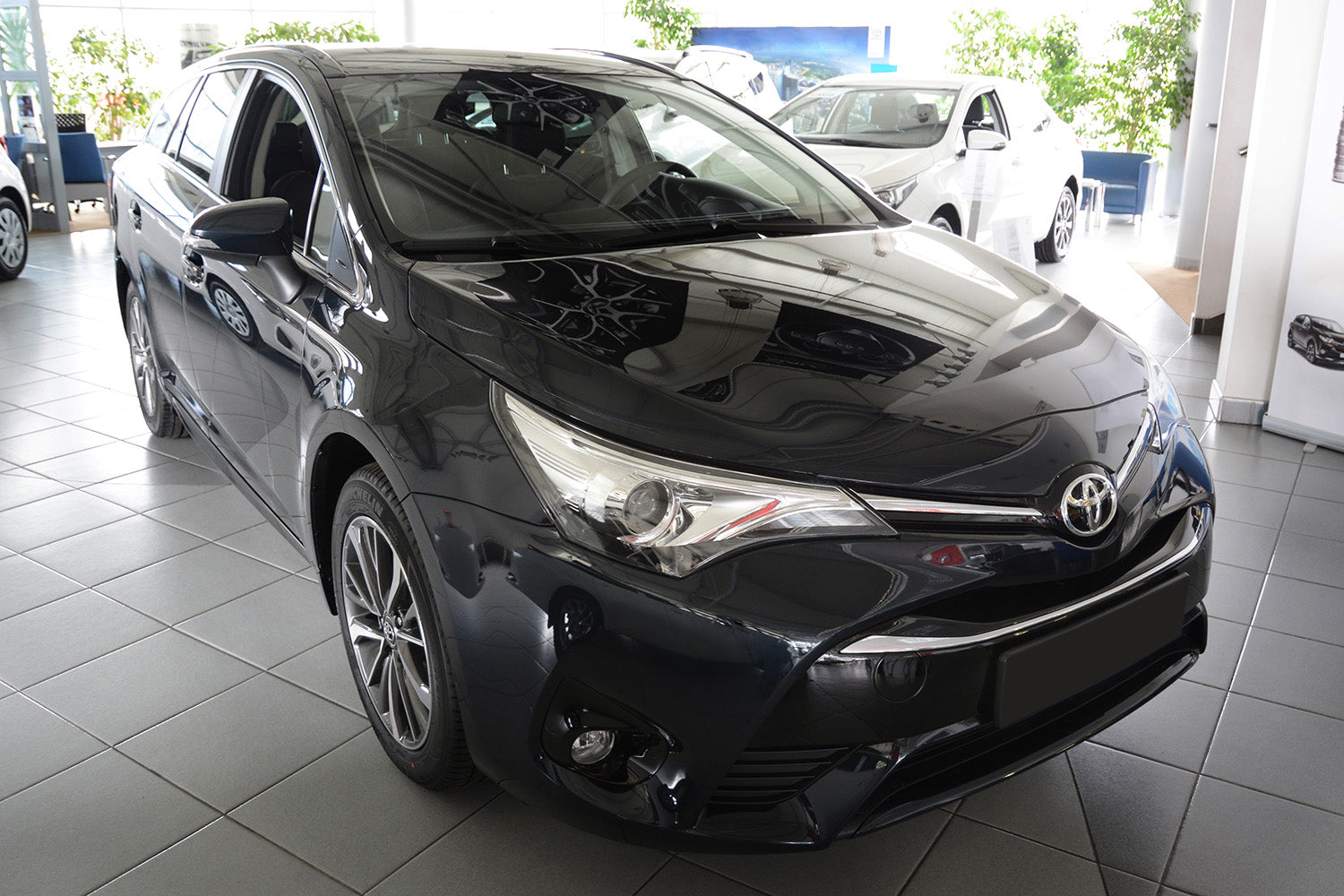 Lastskydd Toyota Avensis III Kombi facelift 2015+ – Silver satin – detaljbild 2