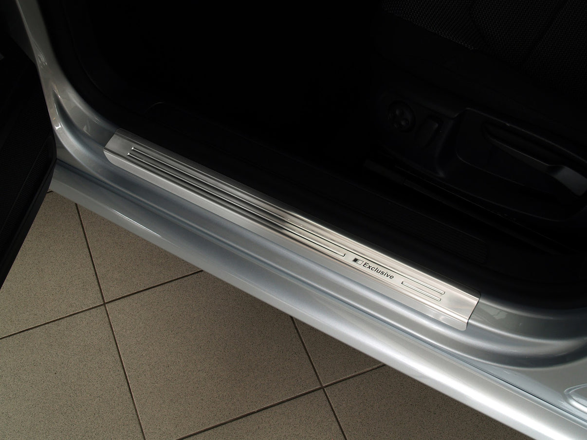 Tröskelskydd Exclusive Volkswagen Passat B6 2005–2010 / Volkswagen Passat B7 2011–2014 – Silver satin – detaljbild 3