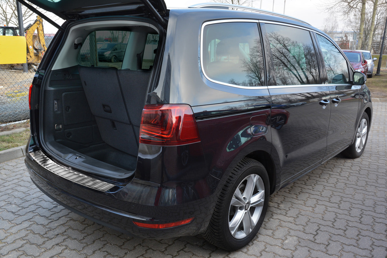 Lastskydd Seat Alhambra II 2010+ / Volkswagen Sharan II 2010+ – Silver satin – detaljbild 3