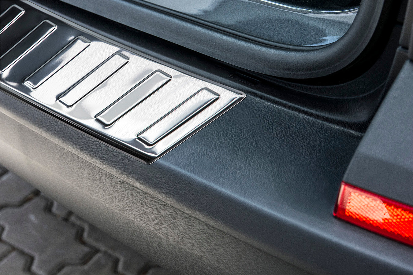 Lastskydd Volkswagen Transporter T6/ T6.1, Caravelle T6/ T6.1 (fits to versionen med one bak dörr) 2015–2019, facelift… – Silver satin – detaljbild 2