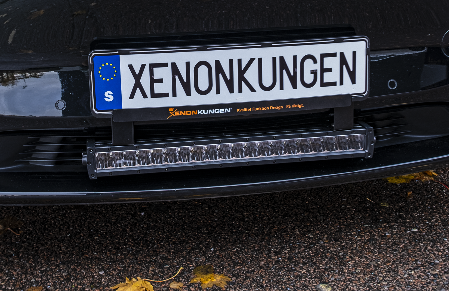 Extraljusfäste till Tesla LEDramp – Infällnadsfäste vit – i användning | TESLA