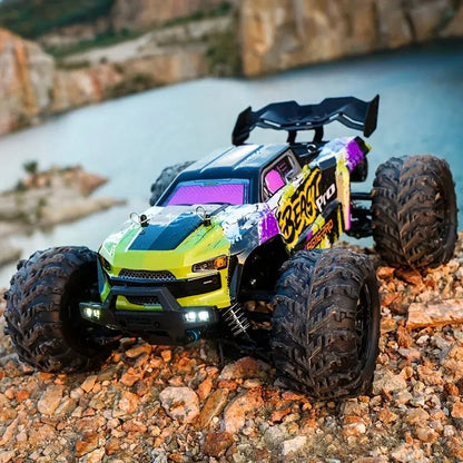 billede, der viser brug af 4WD radiostyret bil 40 km/t - RC terrænbil BEAST PRO LED - Carlevel