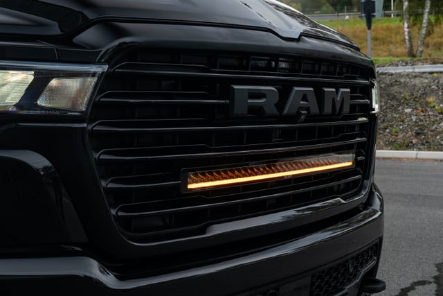 bild som visar användning av Modellanpassat fäste för Ram 1500 Limited/Laramie – Carlevel