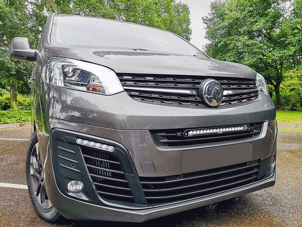 Grillsæt ekstra lys Linear 18 – Peugeot Expert / Vivaro / Jumpy – LED-rampe – detailbillede