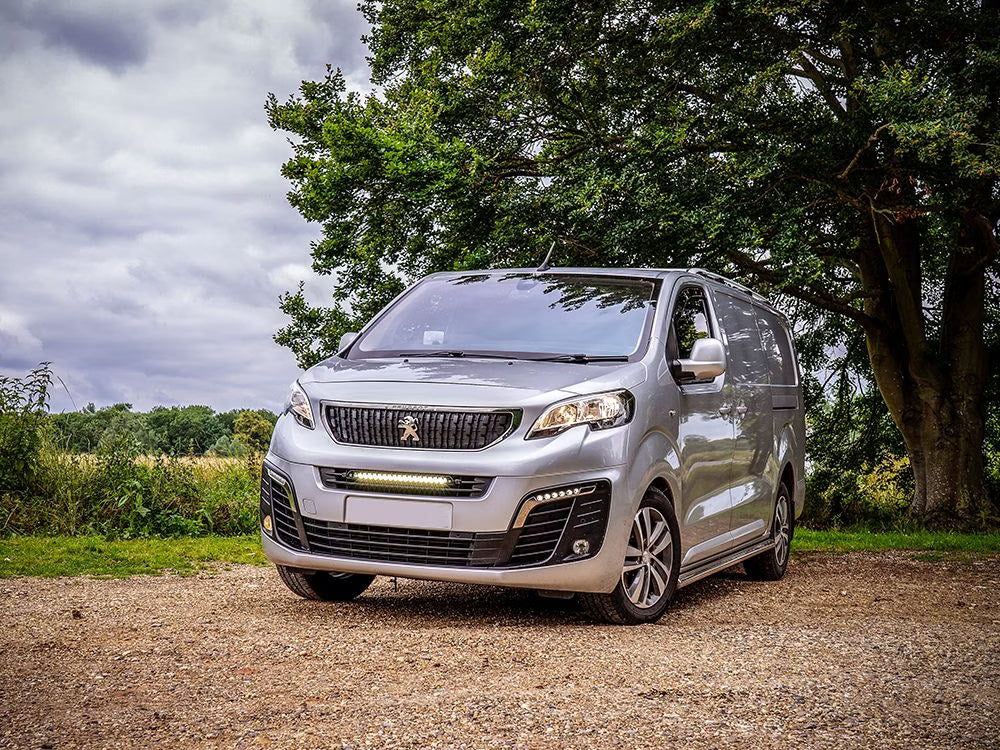 Grillsæt ekstra lys Linear 18 Elite – Peugeot Expert / Vivaro / Jumpy – Modeltilpasset LED-rampe – nærbillede