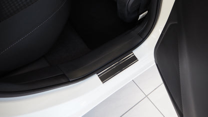 Tröskelskydd till Mazda 2 III 2015+ – Kolfiber-look (stål)