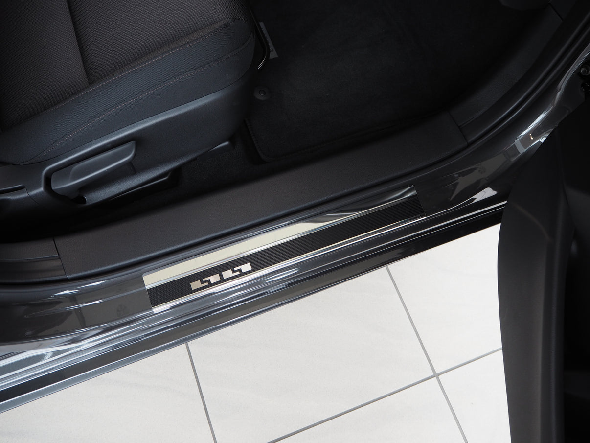 Tröskelskydd Mazda 3 IV 2019+ – kolfiber-look Stål