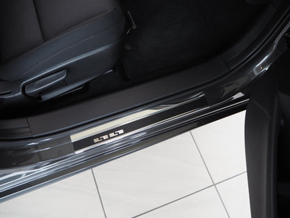 Tröskelskydd till Mazda 3 IV 2019+ – Kolfiber-look (stål)