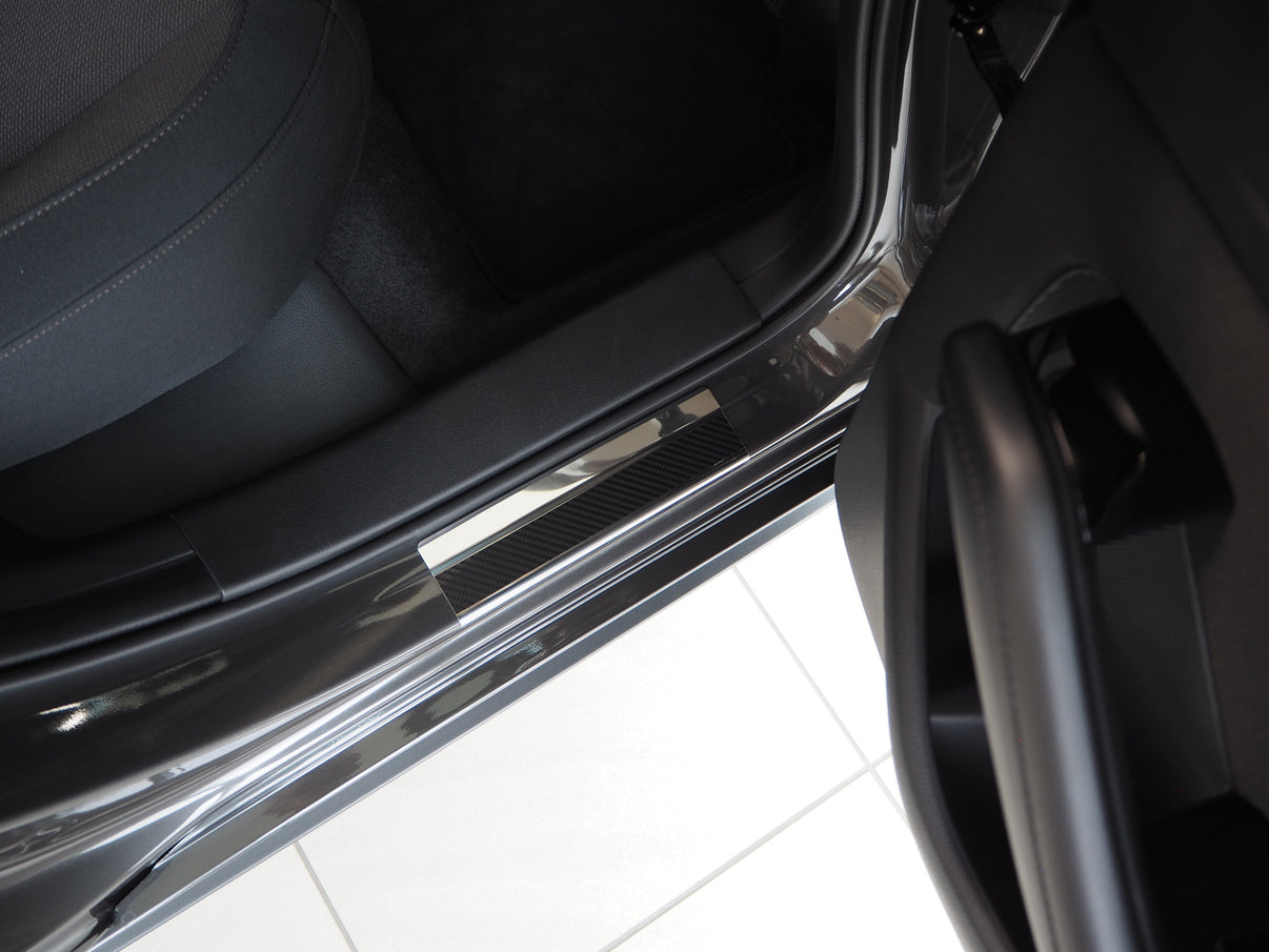 Tröskelskydd till Mazda 3 IV 2019+ – Kolfiber-look (stål)