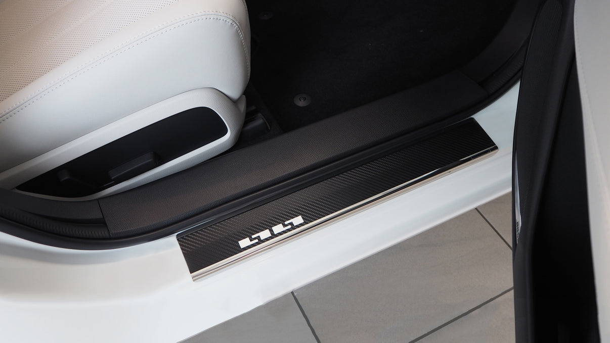 Tröskelskydd till Mazda 6 III 2013–2024 – Kolfiber-look (stål)
